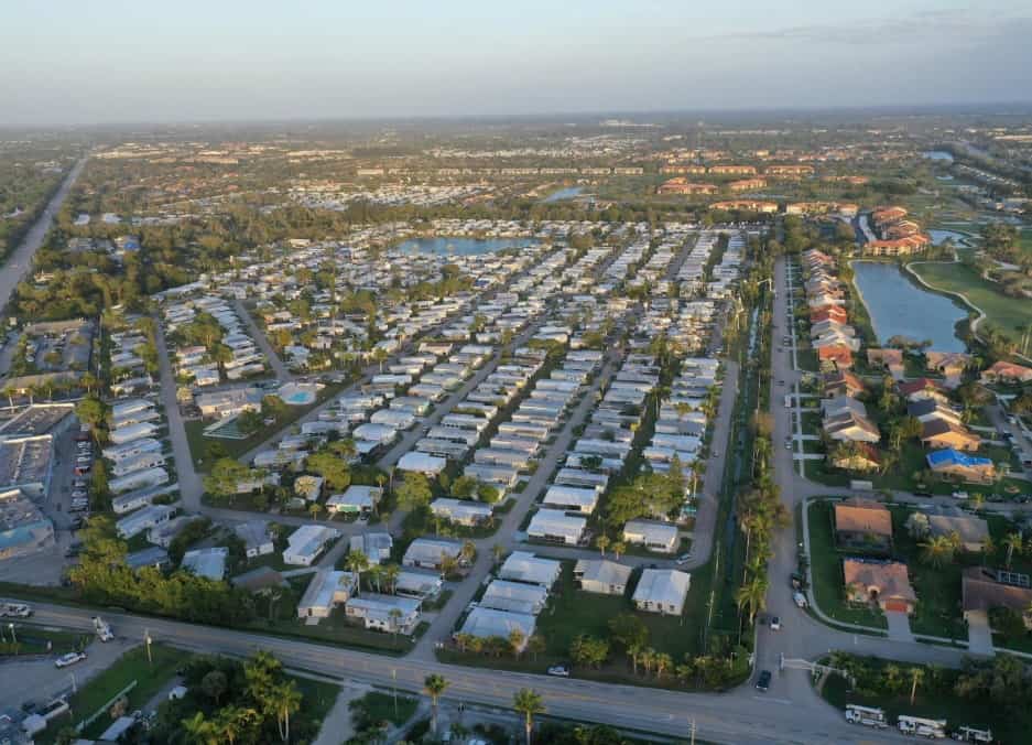 Vedere aeriană a unei comunități rezidențiale din Florida, cu case unifamiliale și închirieri pe termen scurt