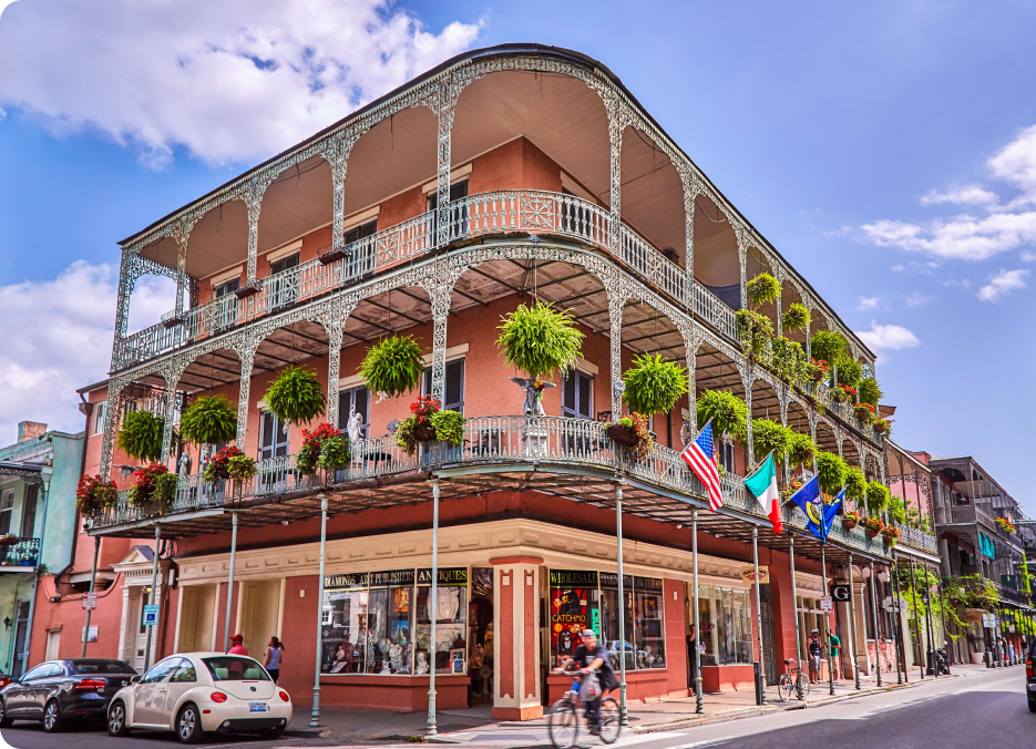 Clădire clasică din French Quarter, New Orleans, cu balcoane din fier forjat, gazdă a numeroase închirieri pe termen scurt