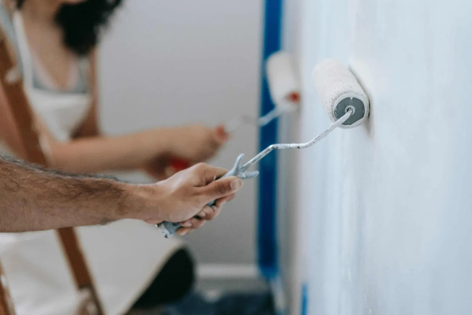 Oaspeții ți-au distrus Airbnb-ul: ce faci mai departe