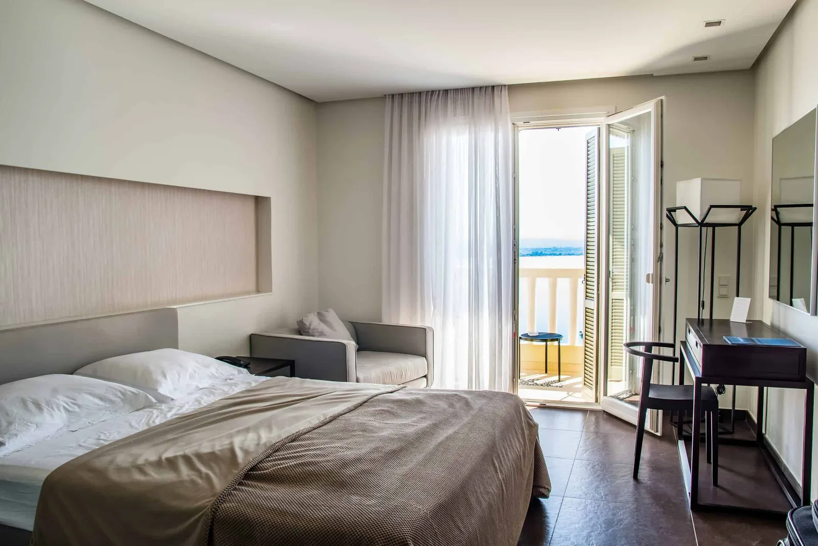 Cum mențin monitoarele de cameră siguranța în hotelurile tale