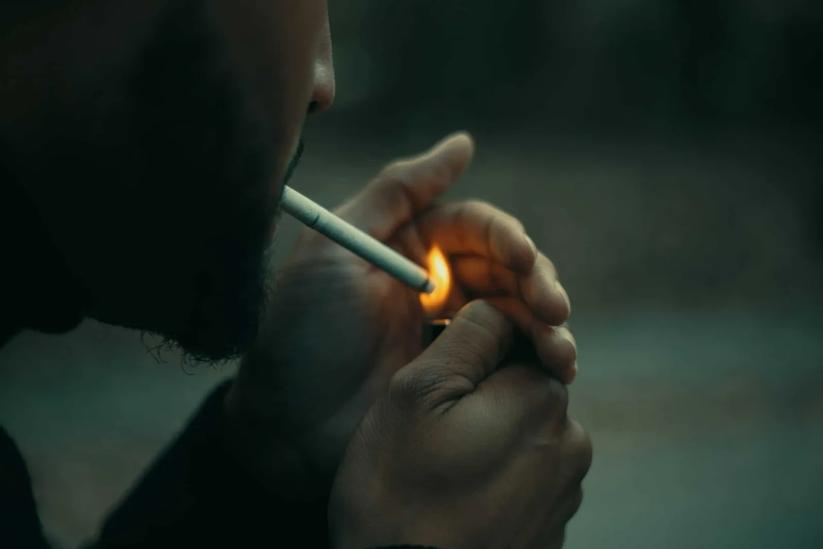Cum previi fumatul în interior la chiriașii tăi