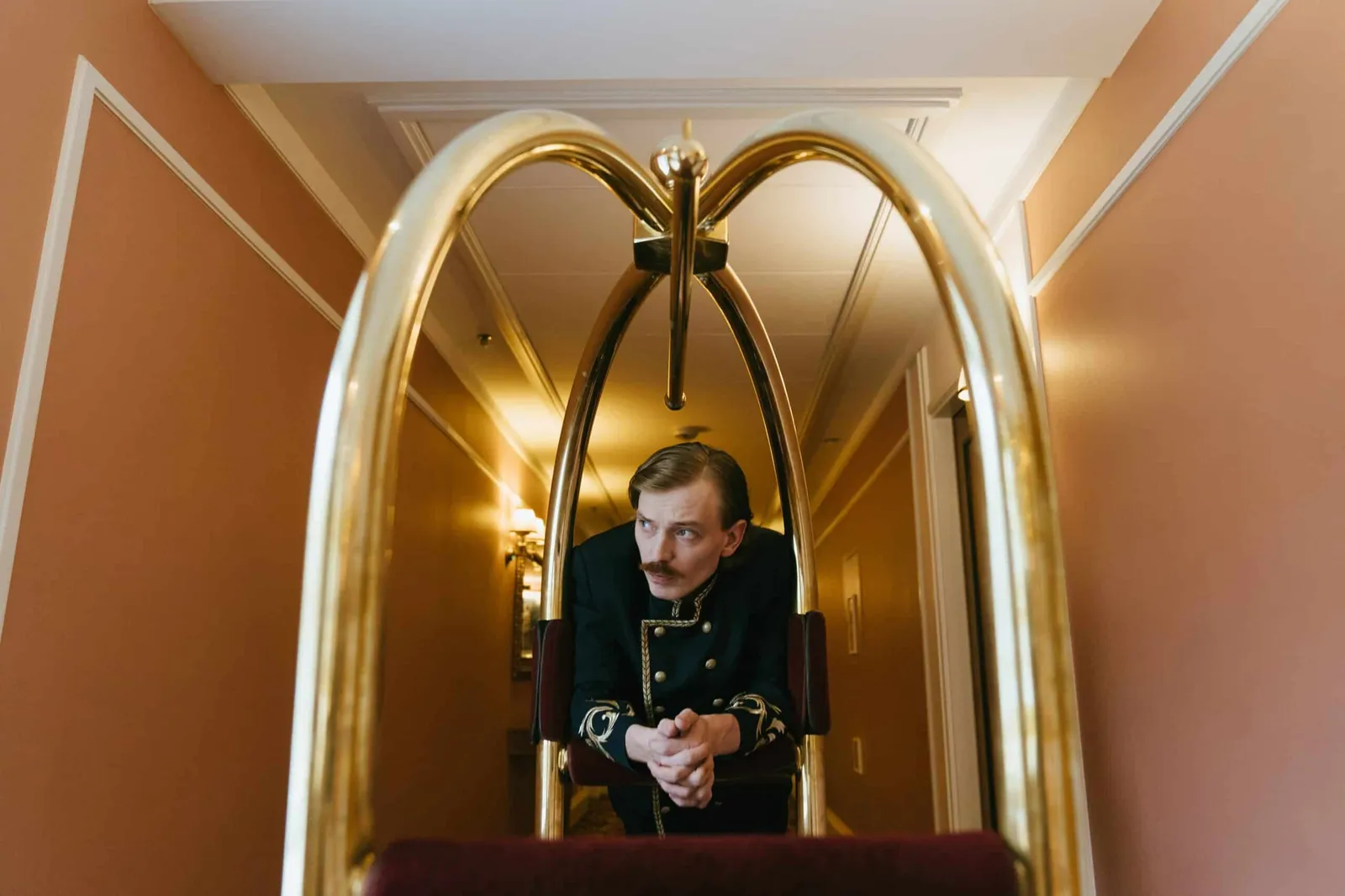 angajat obosit într-un hotel cu lipsă de personal
